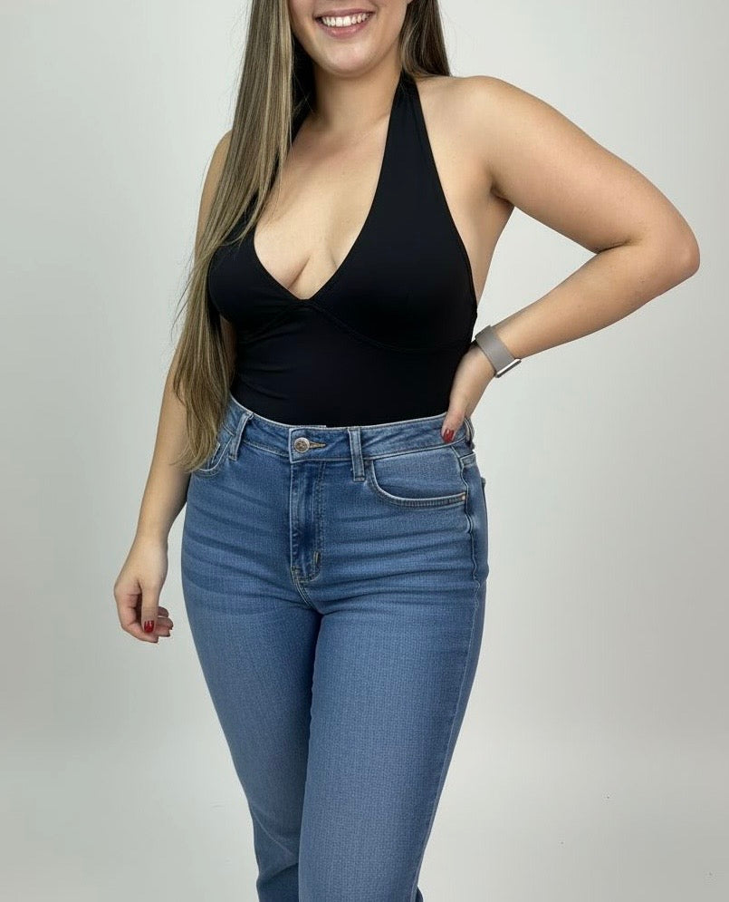 Blusa Halter Negra – Estilo Elegante y Versátil 🖤✨