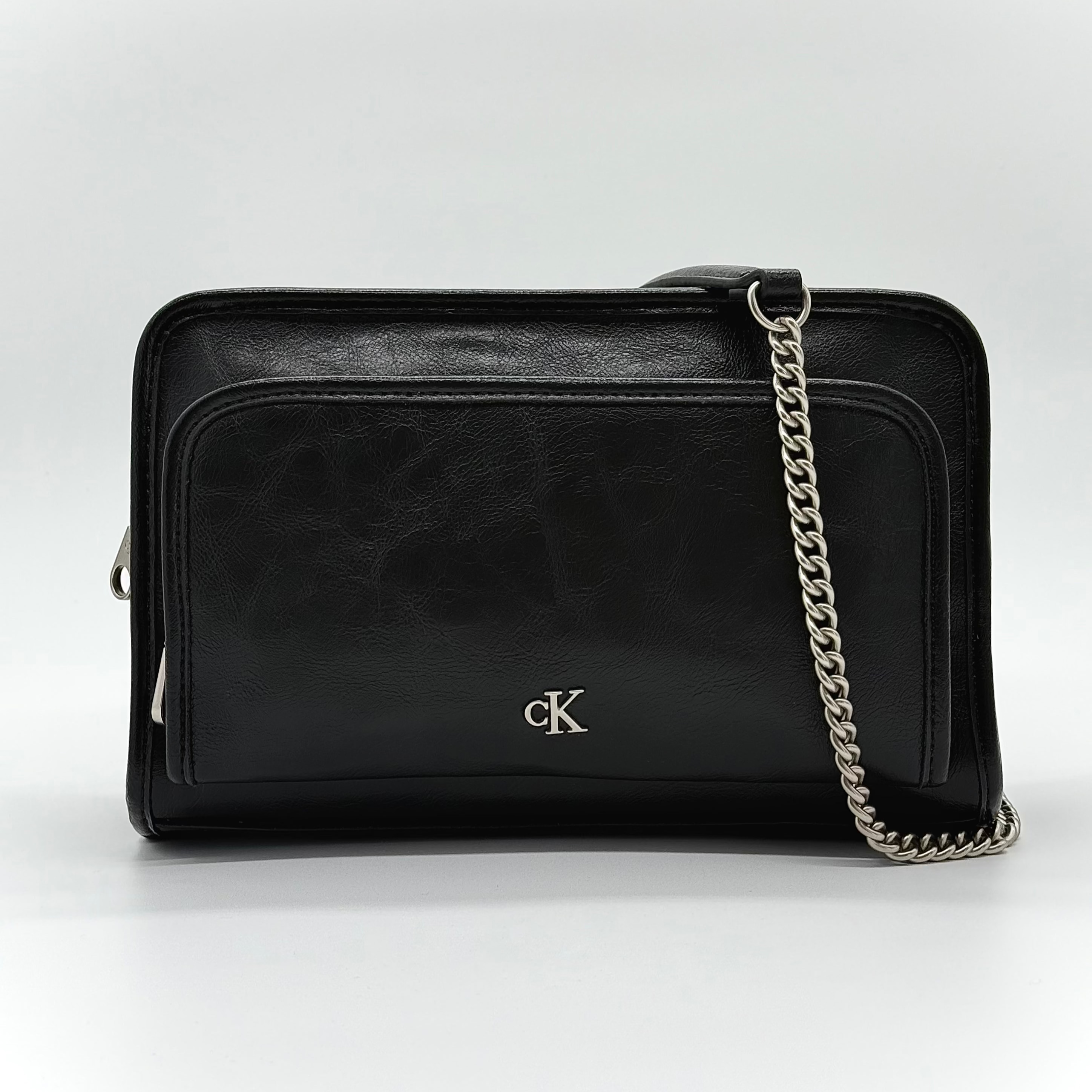 Bolso Negro Calvin Klein Jeans – Doble Cierre | Estilo y Versatilidad en Cada Detalle