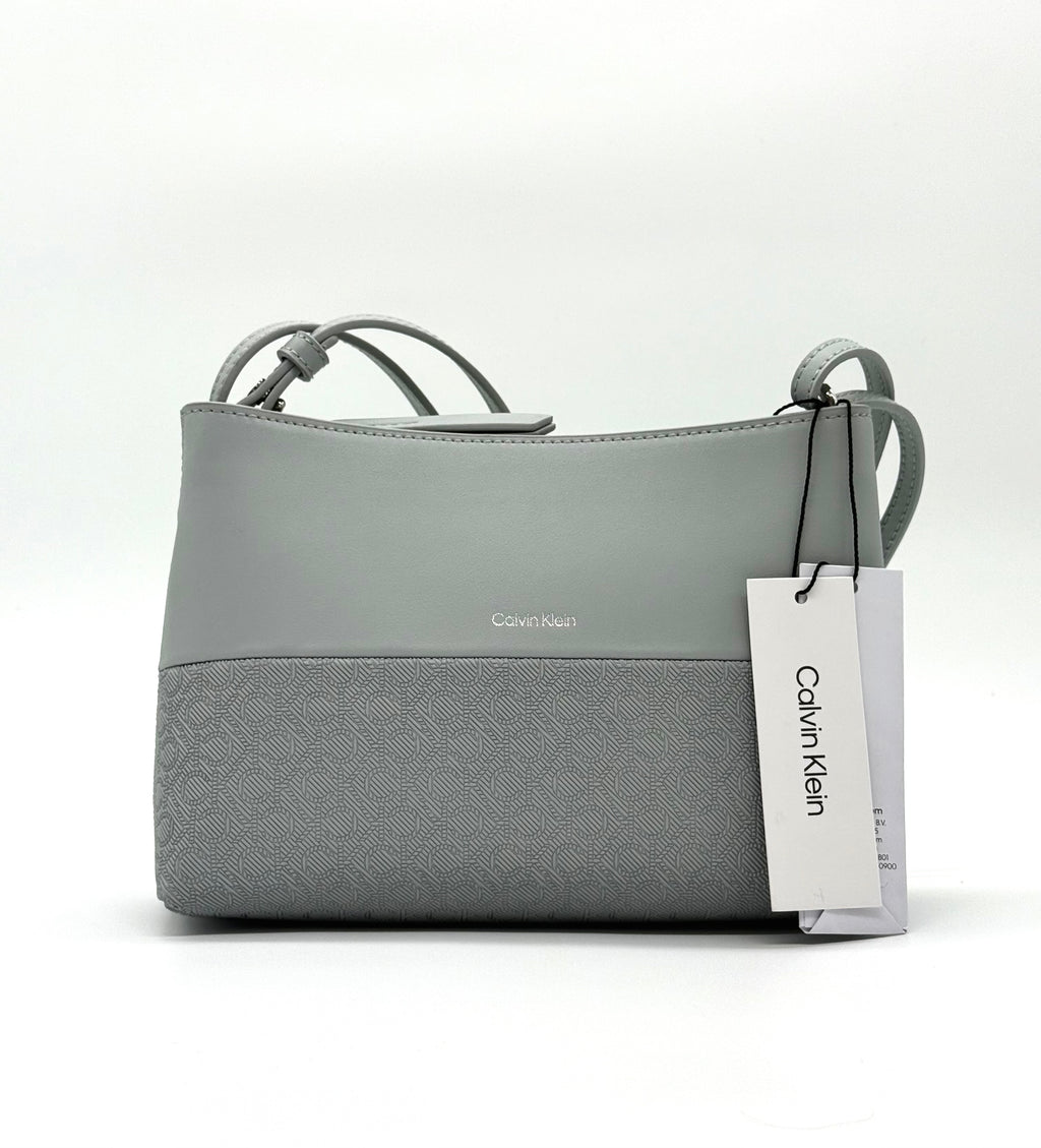 Bolso Convertible Calvin Klein Gris – Versatilidad y Estilo en un Solo Diseño