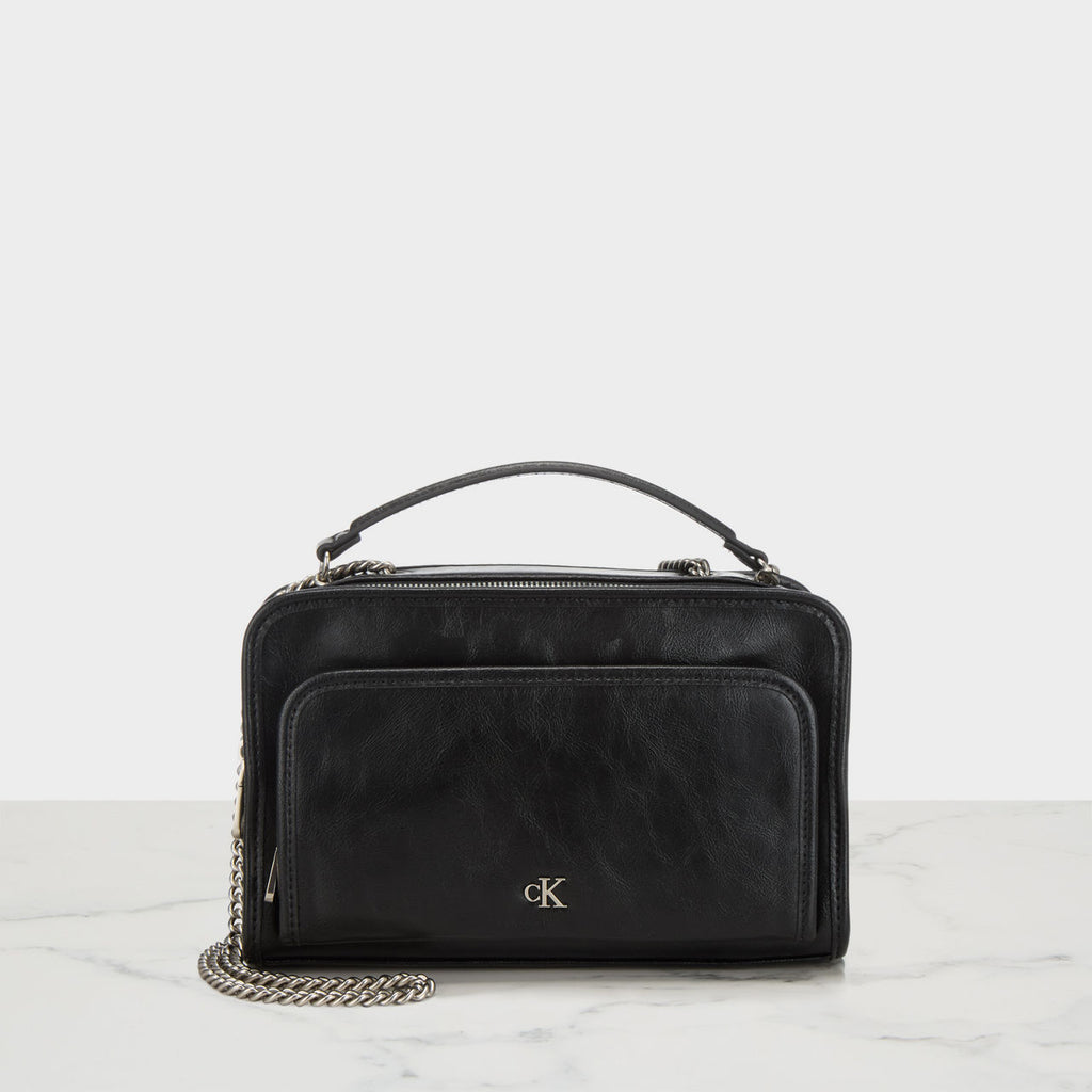 Bolso Negro Calvin Klein Jeans – Doble Cierre | Estilo y Versatilidad en Cada Detalle