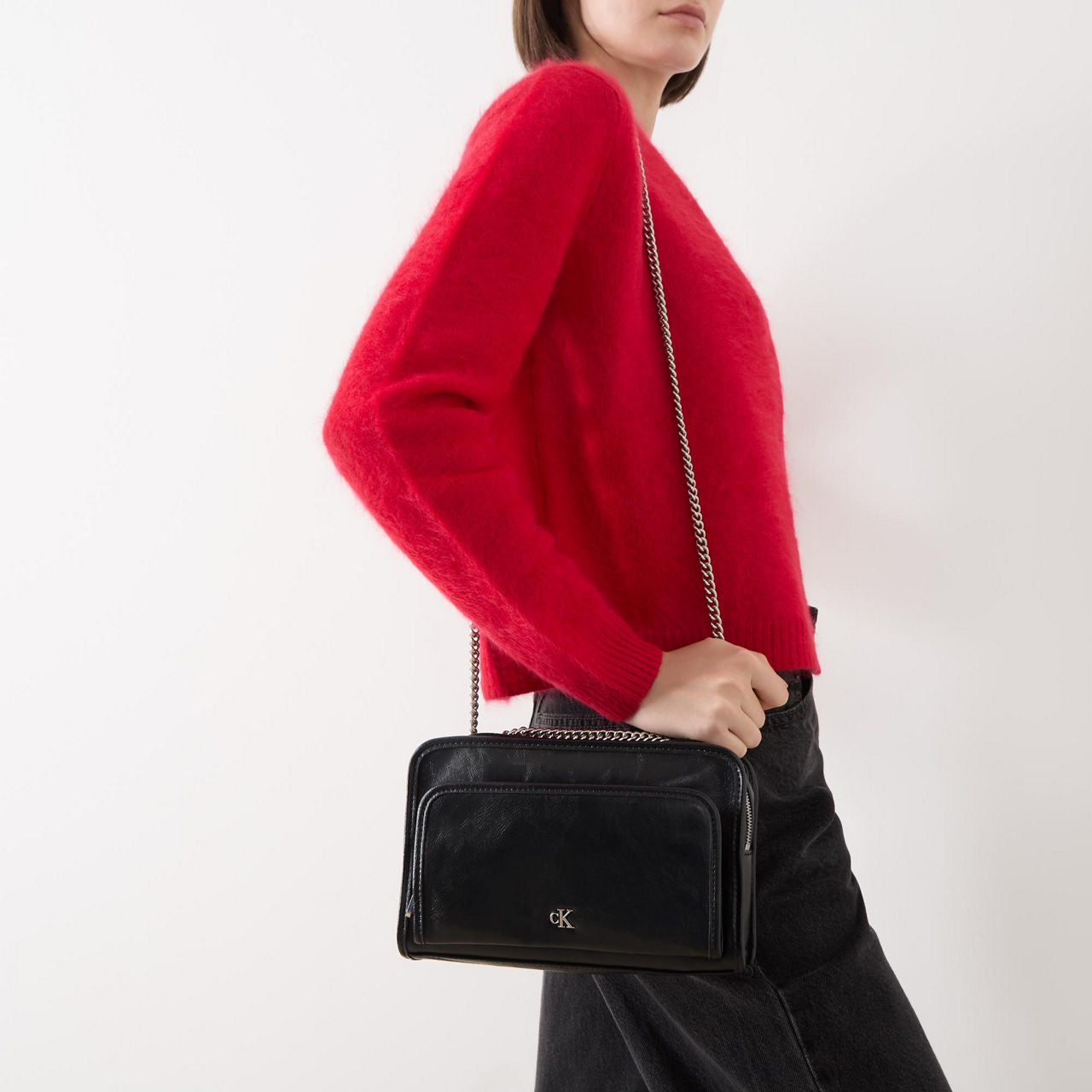 Bolso Negro Calvin Klein Jeans – Doble Cierre | Estilo y Versatilidad en Cada Detalle