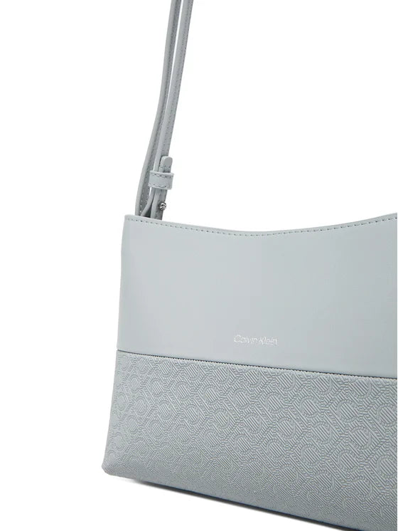 Bolso Convertible Calvin Klein Gris – Versatilidad y Estilo en un Solo Diseño