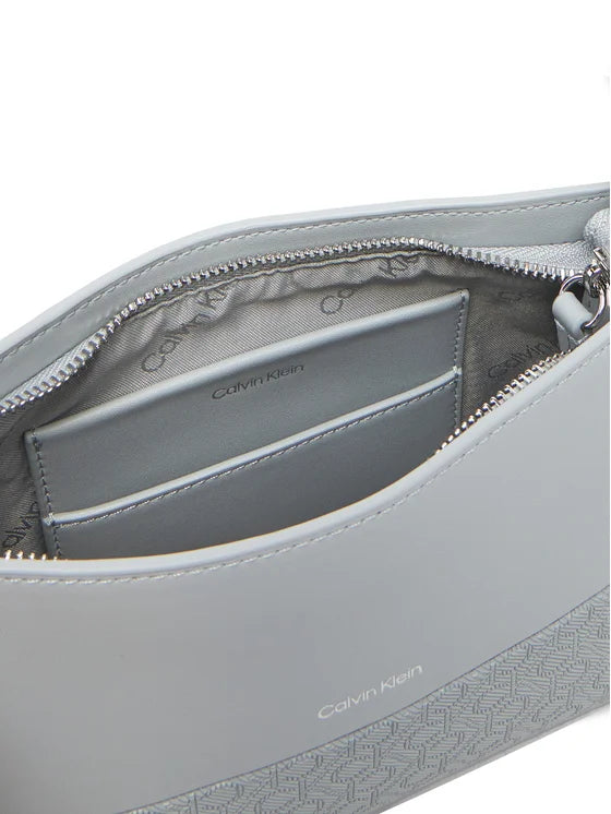 Bolso Convertible Calvin Klein Gris – Versatilidad y Estilo en un Solo Diseño