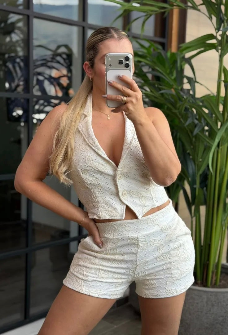 Set Short y Blusa de Espalda Abierta – Tela Bordada